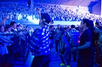 「RUN」でフロアにReebokのシューズを投げ入れる様子。