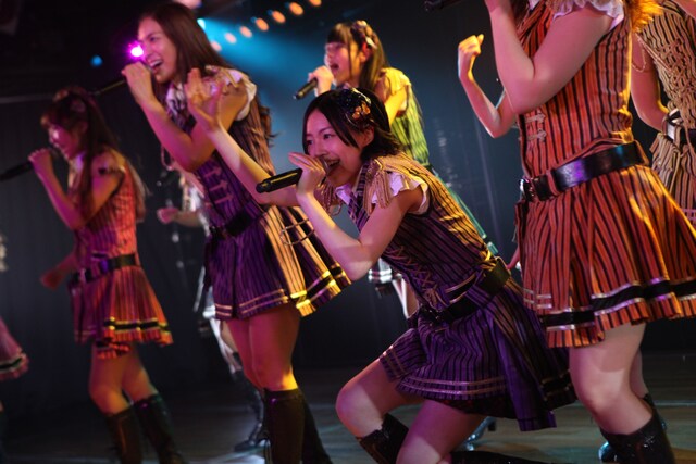AKB48チームKの一員としてステージデビューを飾った松井珠理奈（写真中央）。 (C)AKS
