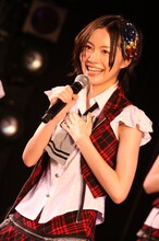 うれしさのあまり涙ぐむ松井珠理奈。 (C)AKS