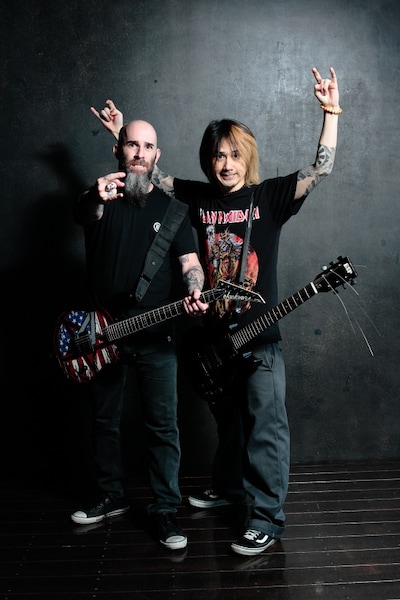 スコット・イアン（写真左）とKen Yokoyama（右）はお互いギター持参でフォトセッションに参加（Photo by KAZUO KOGAI）。