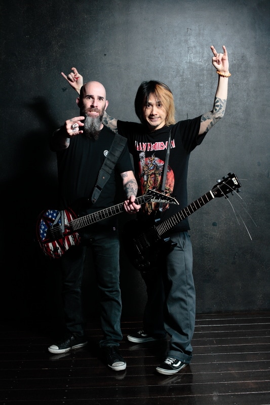 スコット・イアン（写真左）とKen Yokoyama（右）はお互いギター持参でフォトセッションに参加（Photo by KAZUO KOGAI）。