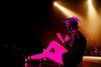 「仮面の宴」というコンセプトに則り、メンバーも観客も仮面を着用してライブに参加した。（Photo by 鈴木万祐子 / Masks by Rika Hattori）