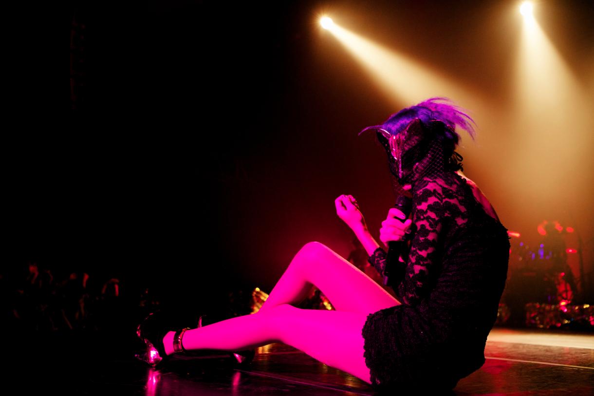 「仮面の宴」というコンセプトに則り、メンバーも観客も仮面を着用してライブに参加した。（Photo by 鈴木万祐子 / Masks by Rika Hattori）