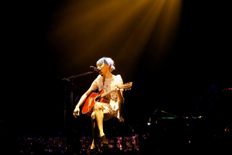 「不慣れなんだけど」と言いつつギターの弾き語りを披露したアヴちゃん。（Photo by 鈴木万祐子）