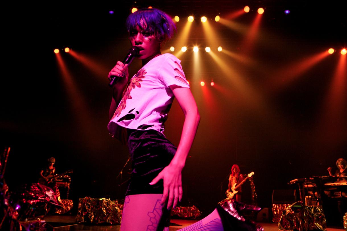 アンコールでは、メンバー全員がバンドのオリジナルTシャツを着用。（Photo by 鈴木万祐子）