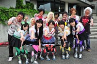 新衣装でゾンビたちと記念撮影するももいろクローバーZ。