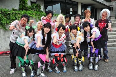 新衣装でゾンビたちと記念撮影するももいろクローバーZ。