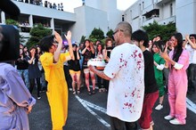 バースデーサプライズに大喜びする玉井詩織。