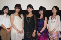 写真左からNATSUME、鈴木まりや、森田涼花、山川りな、吉川麻衣子。