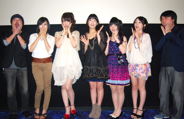 写真左から森川圭監督、NATSUME、鈴木まりや、森田涼花、山川りな、吉川麻衣子、川村清人監督。