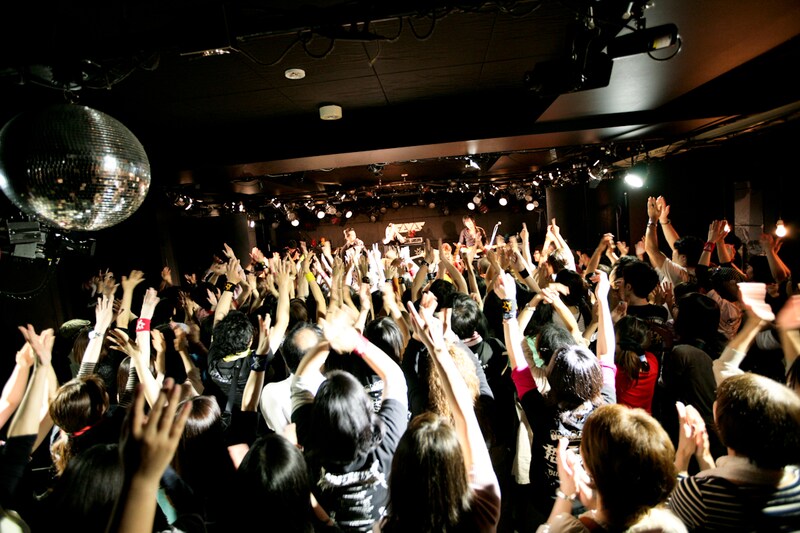 「DO RORO DERODERO ON DO RORO」のスペシャルライブPV収録中の模様。（撮影：西槇太一）