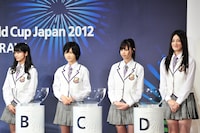 抽選会に出席した桜井玲香、生駒里奈、西野七瀬、宮澤成良（写真左から）。