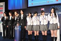 なでしこジャパン選手陣（写真左側）とフォトセッションに臨む乃木坂46。