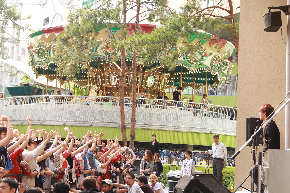 ミニライブを間近で楽しもうと多くの観客が集まった。