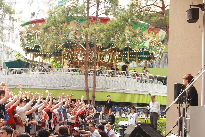 ミニライブを間近で楽しもうと多くの観客が集まった。