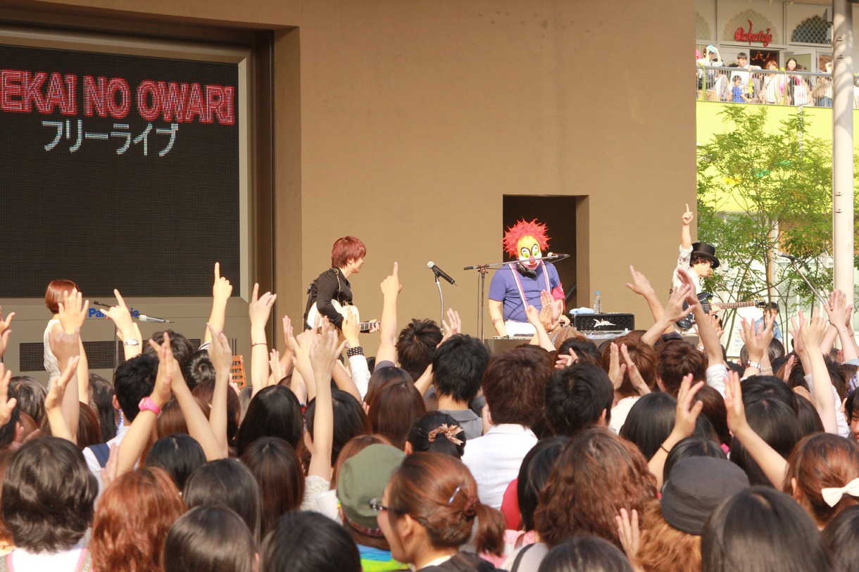 6月3日に開催されたSEKAI NO OWARIフリーライブ2ndステージの様子。