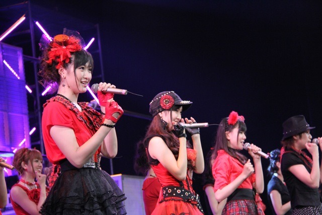 横山ルリカ（写真手前）