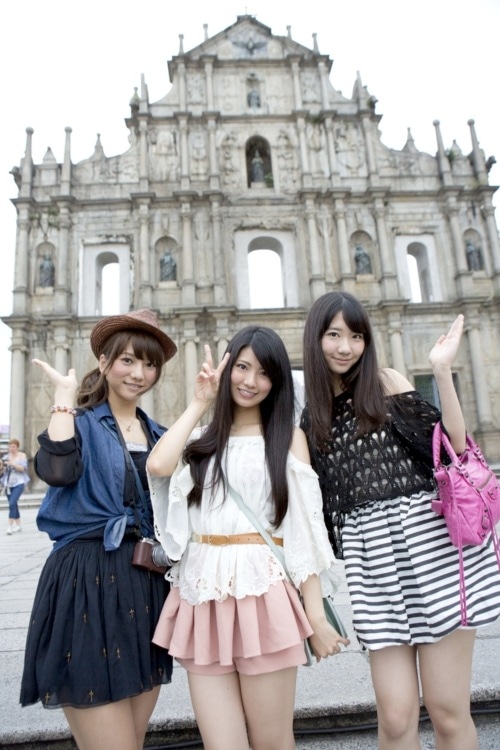 シングルのType-BのDVDに収録される「フレンチ・キス弾丸ツアーinマカオ」のワンシーン。