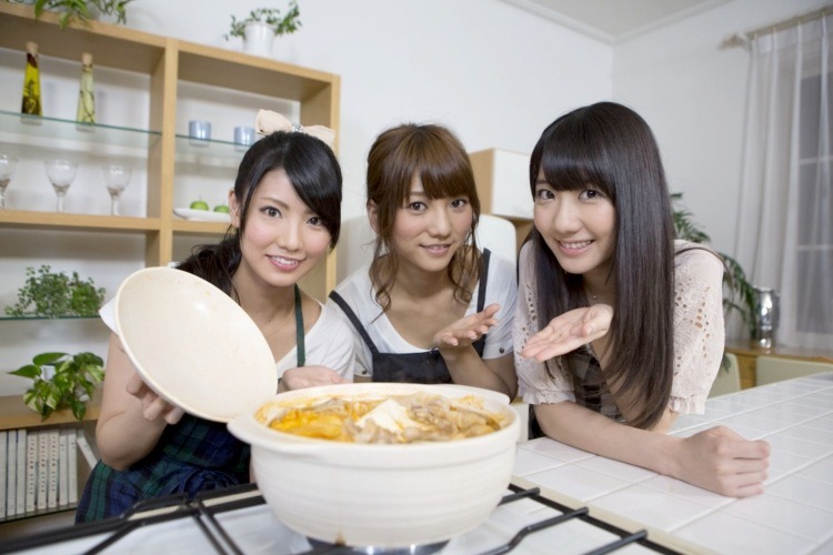 シングルのType-CのDVDに収録される「『ワタ鍋』ほぼ3分間クッキング」のワンシーン。