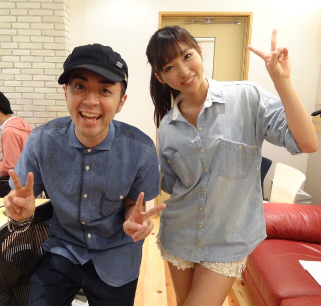 笑顔でダブルピースをキメる前山田健一（写真左）と、ゴキゲンでレコーディングに挑んだ吉木りさ。