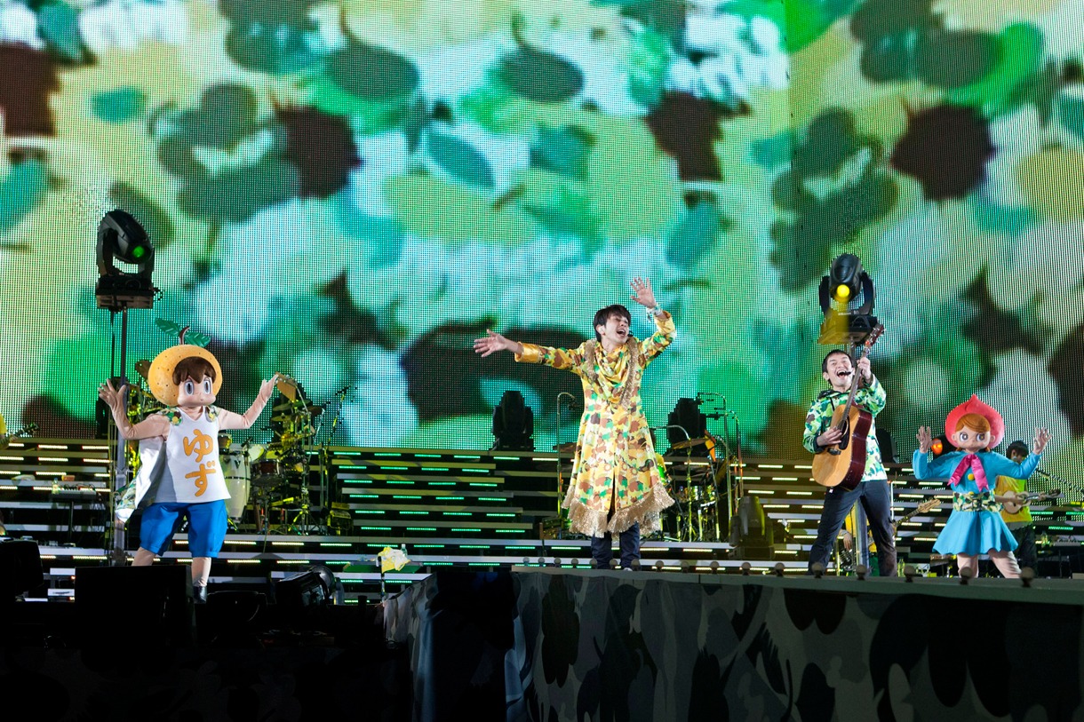 東京ドーム公演2日目のアンコールで「おでかけサンバ」を披露するゆず。