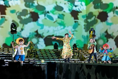 東京ドーム公演2日目のアンコールで「おでかけサンバ」を披露するゆず。