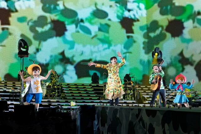 東京ドーム公演2日目のアンコールで「おでかけサンバ」を披露するゆず。