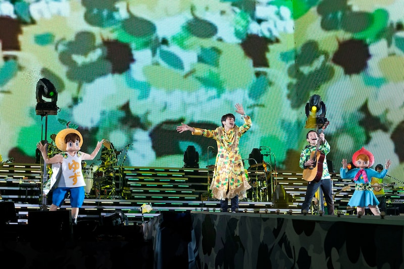 東京ドーム公演2日目のアンコールで「おでかけサンバ」を披露するゆず。