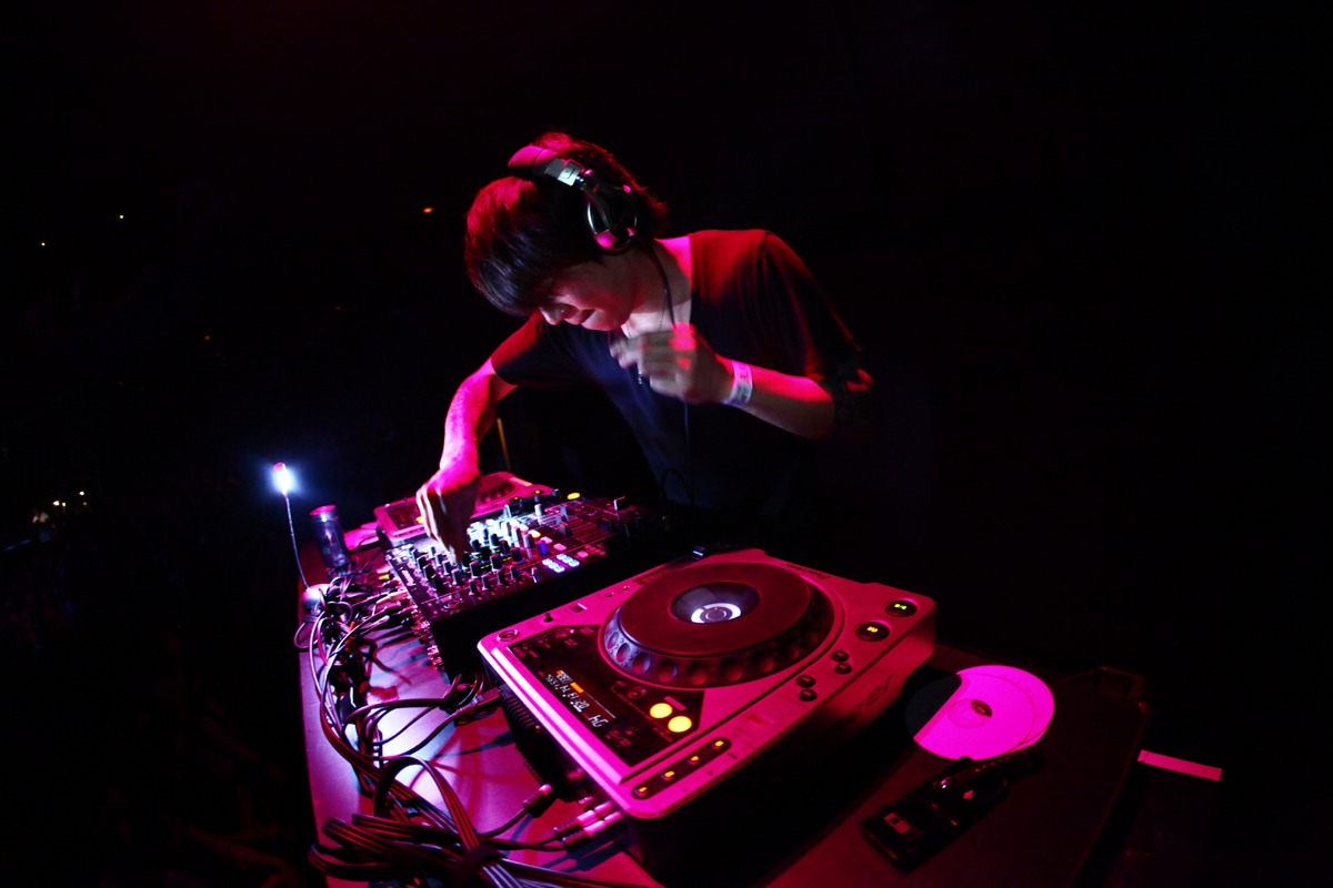 写真は6月3日の細美武士のDJの模様。