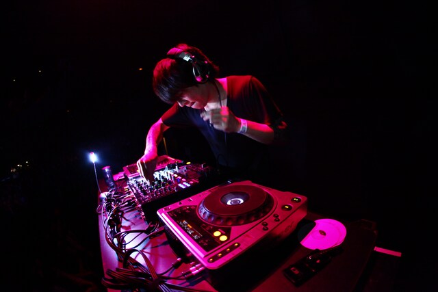 写真は6月3日の細美武士のDJの模様。