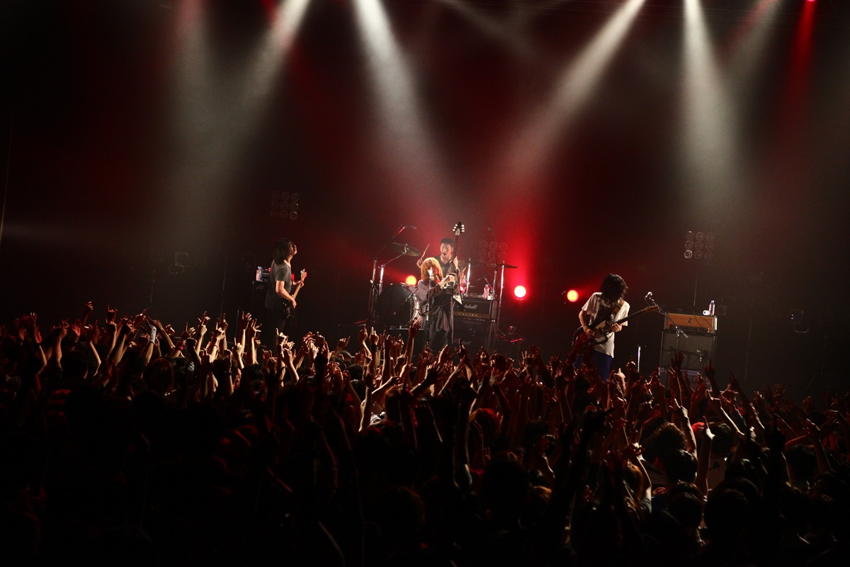 写真は6月3日のART-SCHOOLのライブの模様。