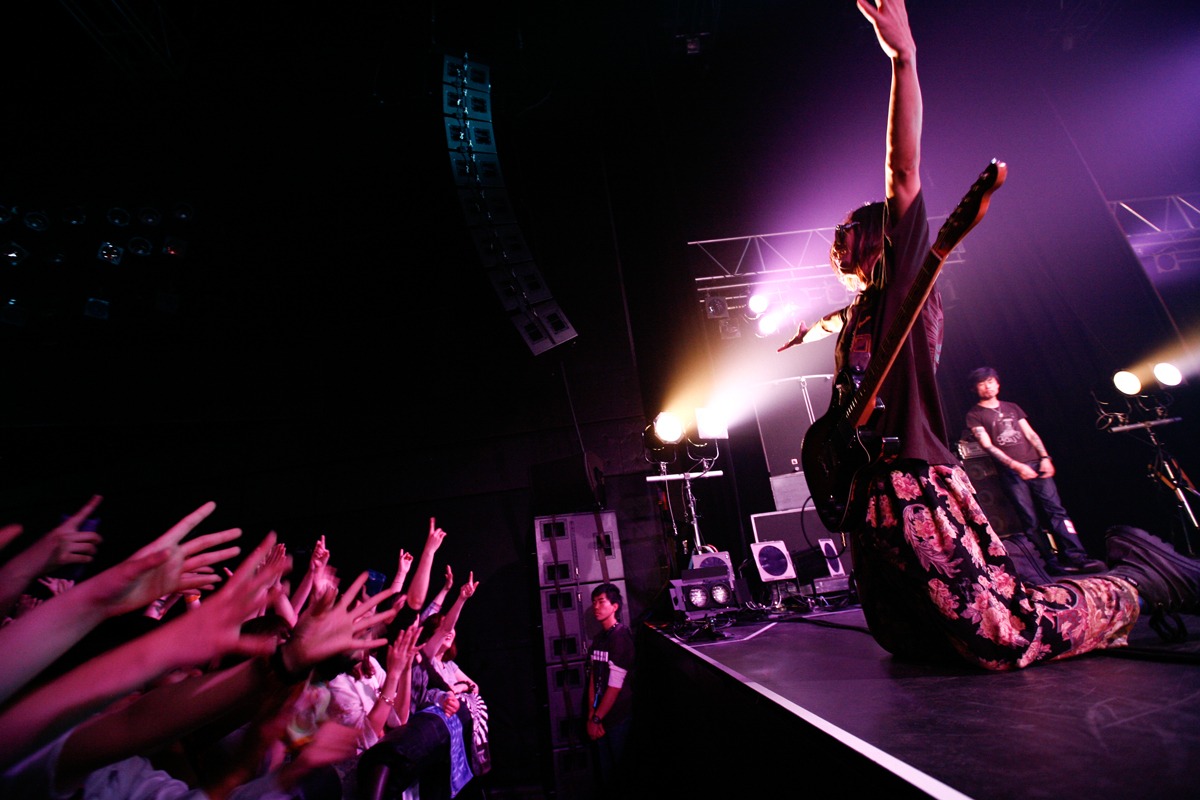 写真は6月2日の髭のライブの模様。