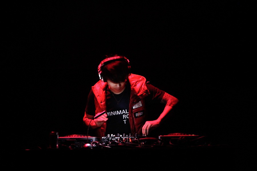 写真は6月2日の細美武士のDJの模様。