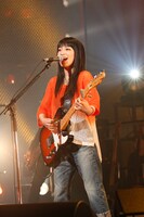 写真は現在開催中のホールツアー「miwa concert tour 2012 "guitarium"」から、5月12日の東京・かつしかシンフォニーヒルズ公演の模様。