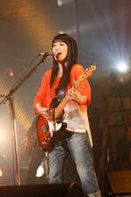写真は現在開催中のホールツアー「miwa concert tour 2012 "guitarium"」から、5月12日の東京・かつしかシンフォニーヒルズ公演の模様。