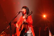 写真は現在開催中のホールツアー「miwa concert tour 2012 "guitarium"」から、5月12日の東京・かつしかシンフォニーヒルズ公演の模様。