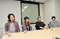 インタビューを受けるHEAD PHONES PRESIDENT。写真左からHIRO（G）、ANZA（Vo）、NARUMI（B）、BATCH（Dr）。