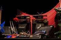 馬場が愛用していたアンプやモニターなど。ライブではおなじみのライトセイバーも。