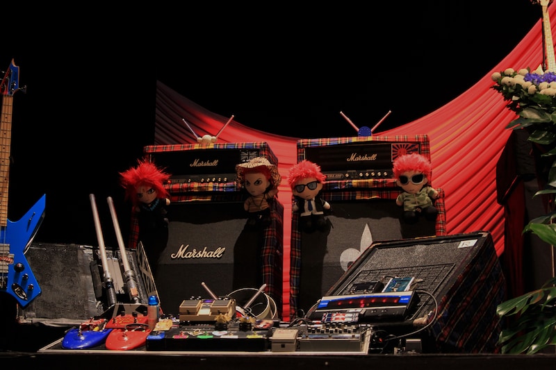 馬場が愛用していたアンプやモニターなど。ライブではおなじみのライトセイバーも。