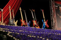 ステージ下手に飾られた馬場の愛機の数々。