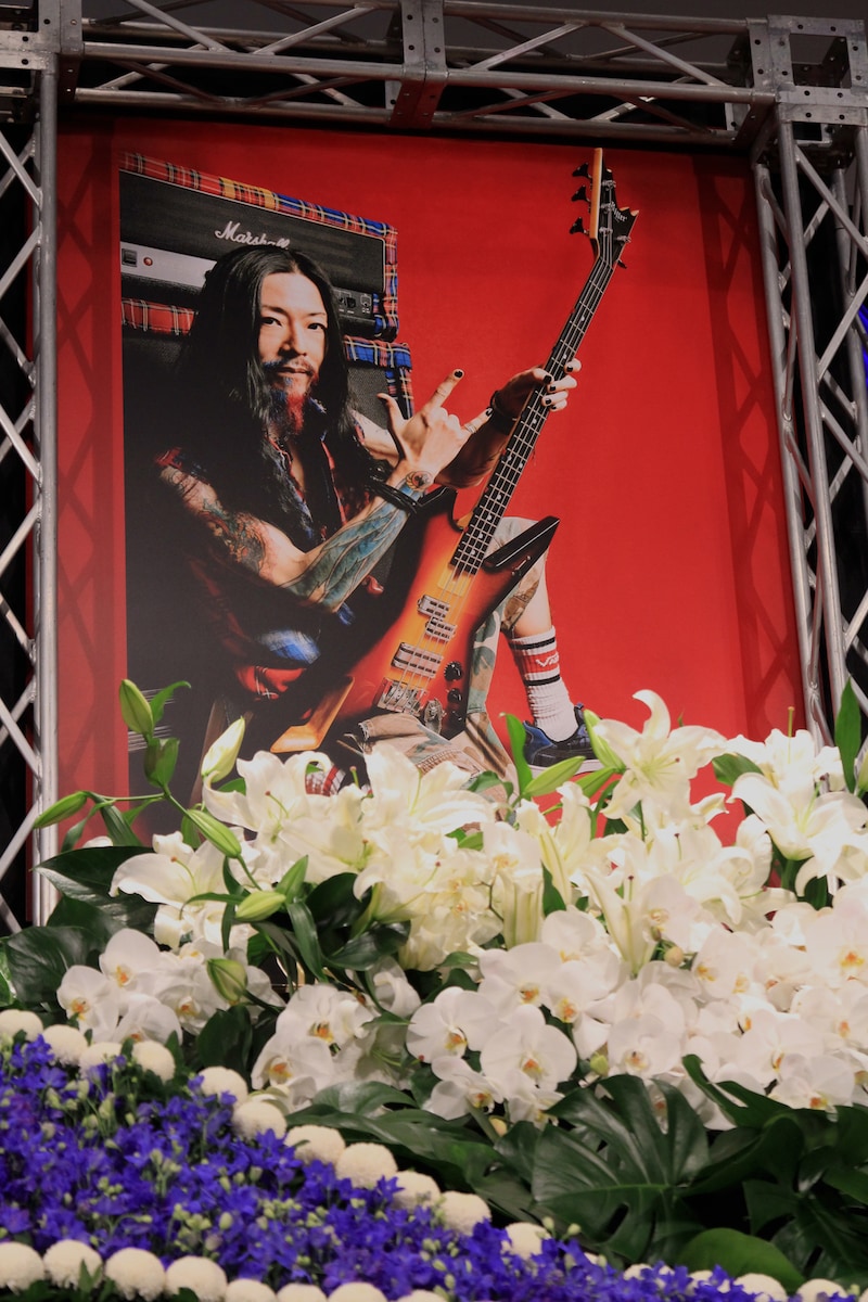 ステージ中央に飾られた馬場の写真。