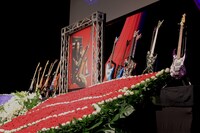 横から見た壇上の様子。