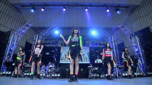 写真は「東京女子流 5・20日比谷野外音楽堂 密着スペシャル」より。この日のライブは全曲生バンドをバックに行われた。