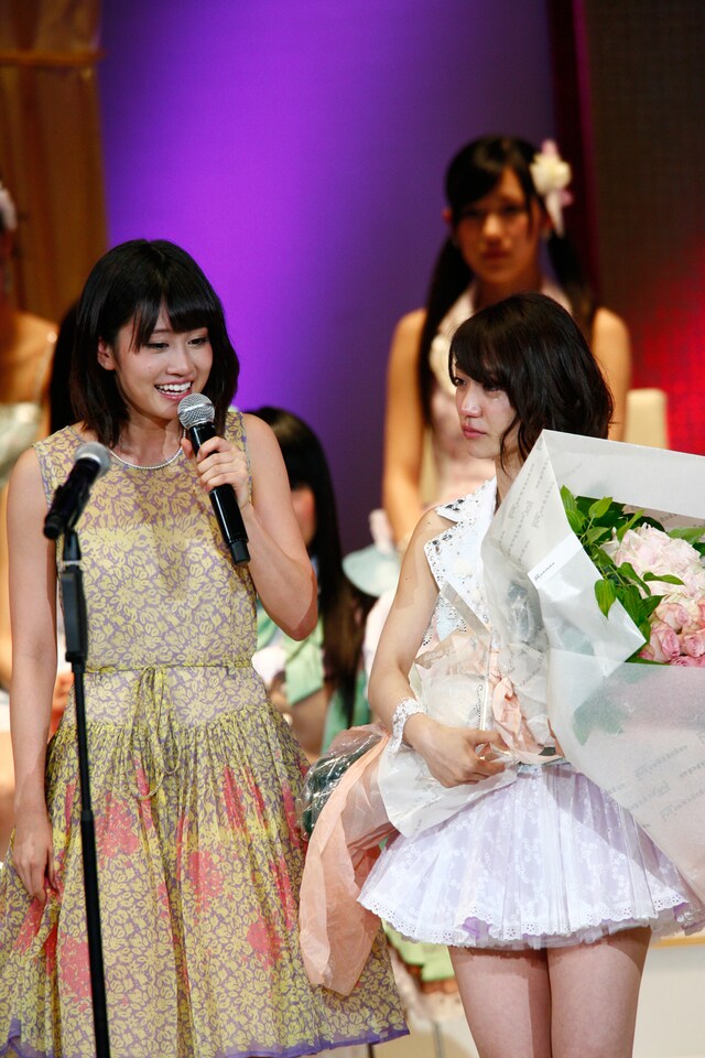 大島優子（写真右）へ祝福の言葉を贈る前田敦子（写真左）。