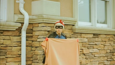 「キューティクル・ガール」ビデオクリップのワンシーン。