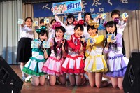 折立中美術部員と記念撮影。