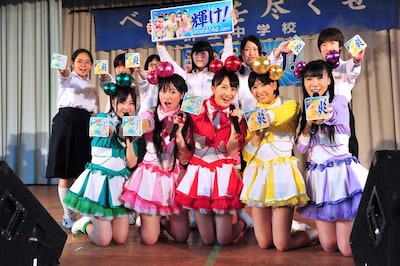 折立中美術部員と記念撮影。