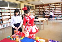 今週の人気の画像8位は「ももクロ、仙台サプライズライブで小中学生に全力エール」より、百田夏菜子と美術部員。