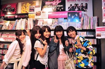 お忍びでHMV仙台を訪れたももクロの5人。