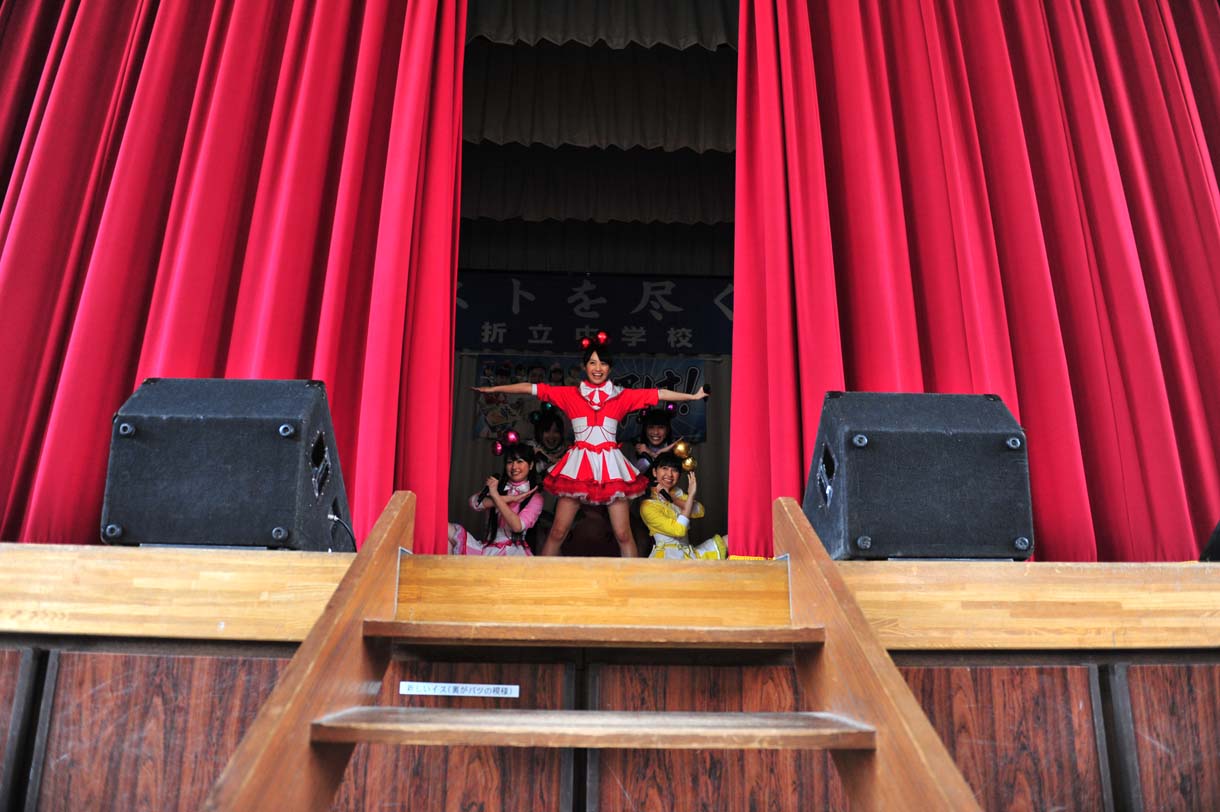ステージの幕が開くと、そこには5人の学生応援アイドルが。